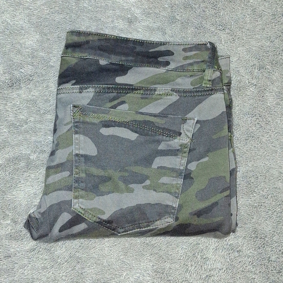 EUC Express Camo Pants Size 10 - Picture 2 of 10